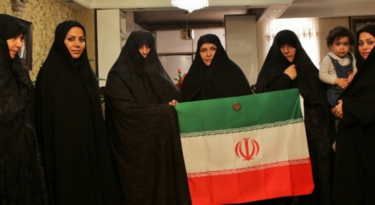 تکریم خانواده شهید مدافع حرم "حسین معزغلامی" در برنامه هرشهید یک پرچم