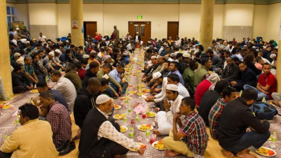 ​صدها مسجد در سرتاسر بریتانیا سفره‌های افطاری میان ادیانی می‌اندازند