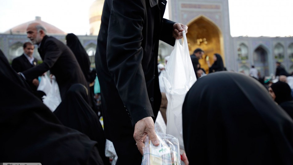 توزیع 3000000 بسته افطاری سبک در صفوف نماز جماعت حرم رضوی