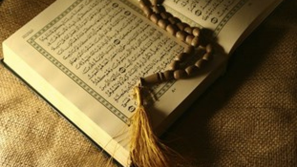 اهداي يك جلد قرآن به حرم امام علي(ع) با قلم 114 خطاط