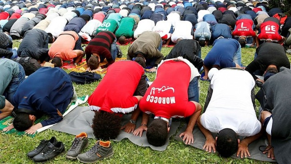 نماز عید فطر در روسیه با رنگ و بوی جام جهانی/ تصاویر