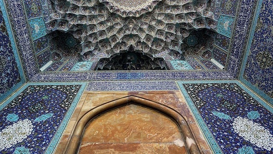 مسجدی با ۱۰۳ طاق که هر شبستان آن نقش مجزای دارد
