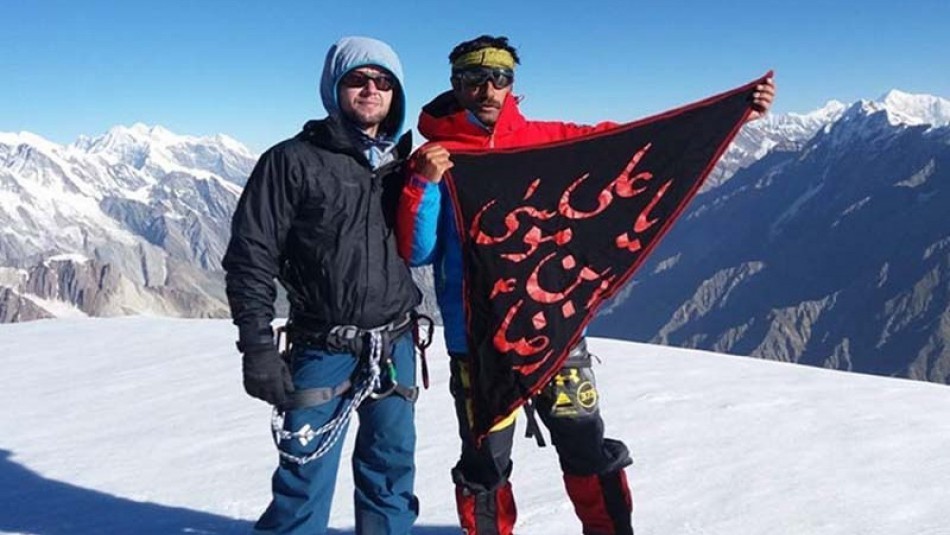 کوهنورد پاکستانی پرچم امام رضا را بر قله ۶۲۵۰متری قراقروم نصب کرد