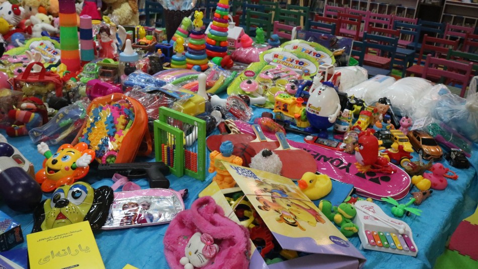 اهدای کتاب و اسباب بازی توسط مردم و مسوولان استان سمنان به کودکان مناطق سیل زده