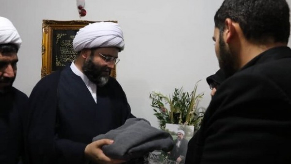 اهدای عبا و عطر شهید خرسند به رئیس سازمان تبلیغات اسلامی کشور
