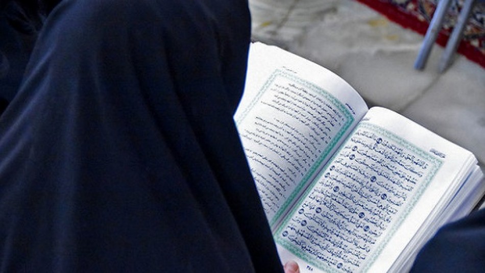 حافظ خردسالی که مادر خود را به حفظ قرآن تشویق می‌کند
