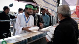 توزیع 220 هزار پرس غذای گرم در میان زائران پیاده امام هشتم(ع)