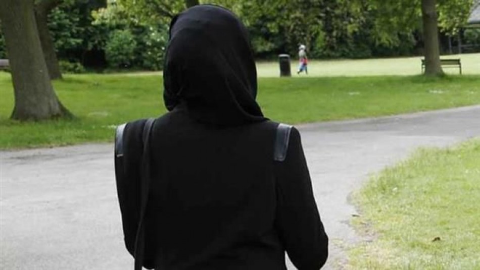 حمله یک زن و مرد انگلیسی به یک دختر نوجوان مسلمان