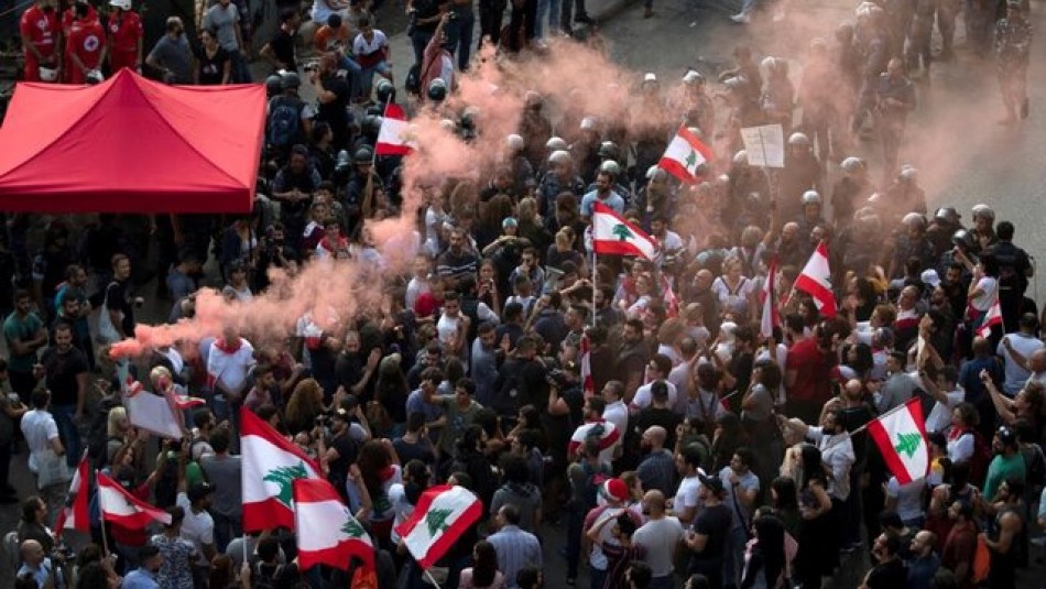 تجمع معترضان مقابل منزل نخست وزیر لبنان