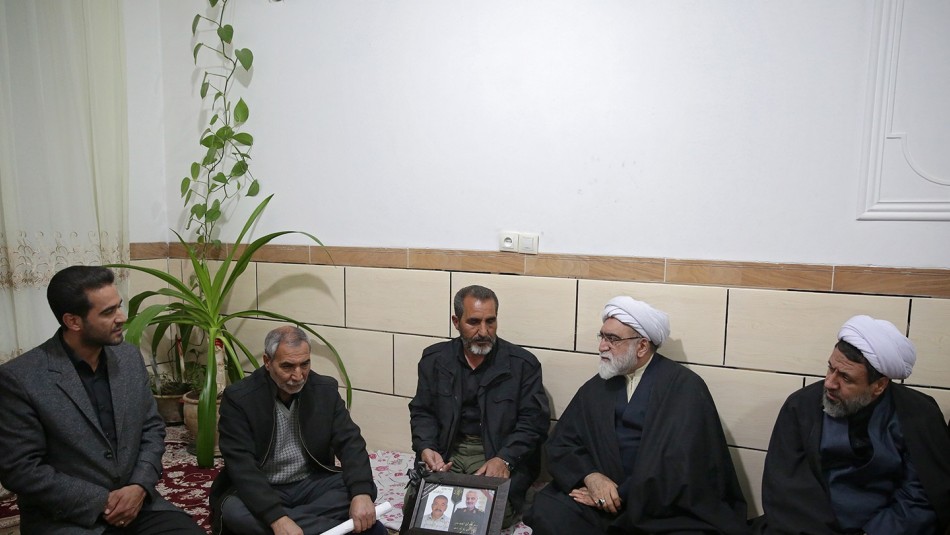 تولیت آستان قدس رضوی با خانواده‌های شهدای سانحه سقوط هواپیما و حادثه کرمان دیدار کرد