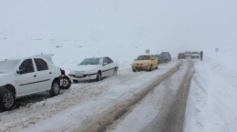 بارش برف و باران در جاده‌های کشور/ تردد با زنجیر چرخ در راه‌های ۱۱ استان