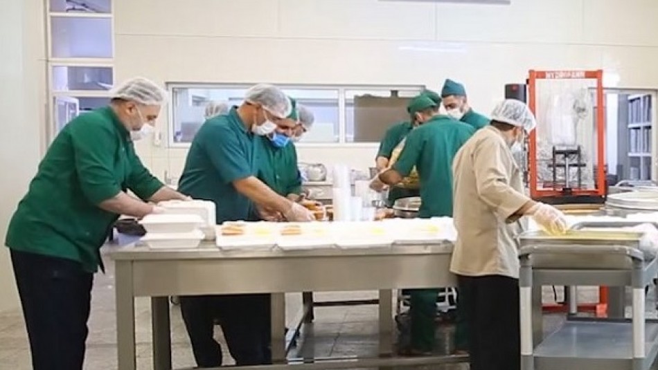 توزیع غذای متبرک حرم حضرت معصومه (س) در بیمارستان‌های درگیر با کرونا