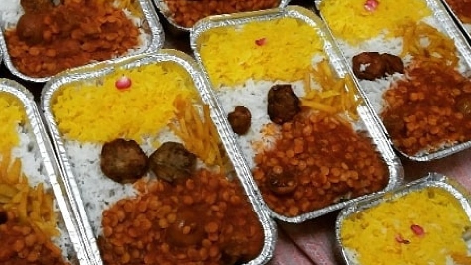 توزیع غذای گرم در سحر های ماه مبارک رمضان میان نیازمندان