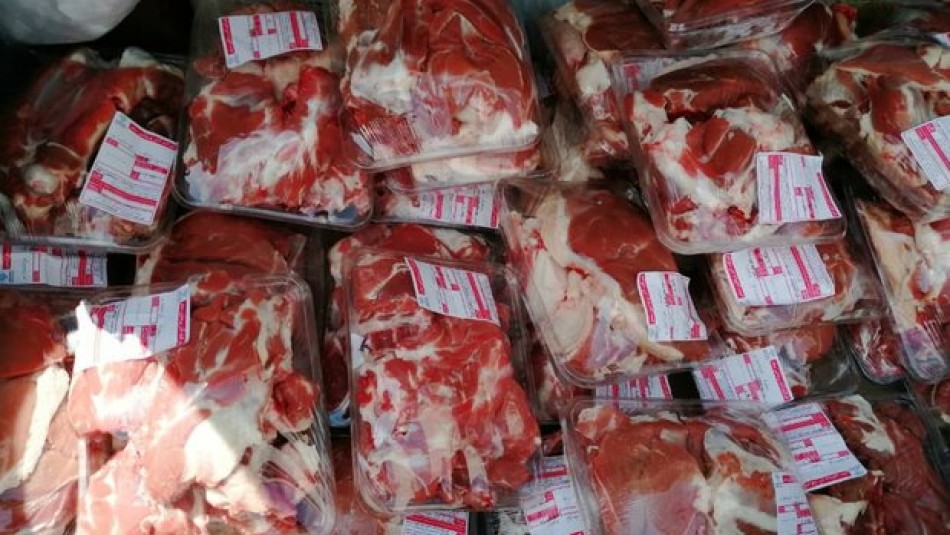 توزیع گوشت گرم بین محرومان و قشر آسیب دیده از کرونا