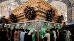 گل‌آرایی ضریح مطهر حرم علوی در آستانه عید غدیر