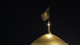 اهتزاز پرچم سیاه عزا بر فراز گنبد منور رضوی در واکنش به جنایات در غزه