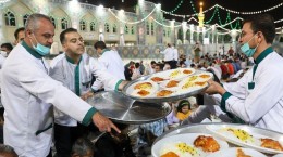 توزیع 1500 غذای متبرک بین زائران نوروزی اطراف حرم رضوی