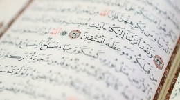 اهدای قرآن کتابت شده در زرند به موزه آستان قدس رضوی