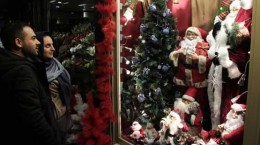 کاج های کریسمس در ایران؛ غربزدگی یا ملتی که هر روز دلشان جشن می خواهد!