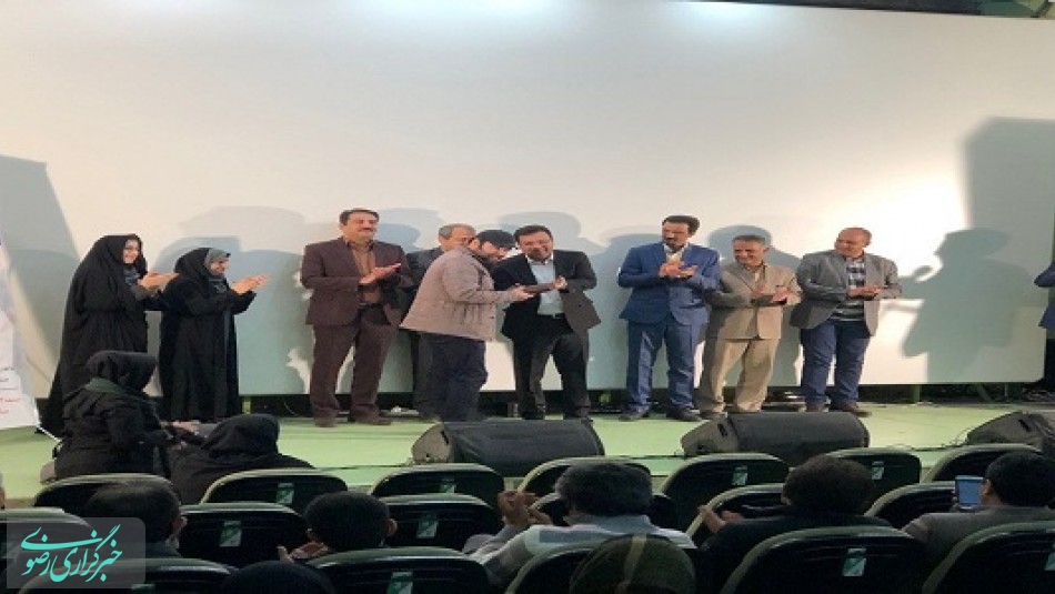 تجلیل از کارگردان برجسته یزدی در مراسم افتتاحیه جشنواره فیلم فجر یزد