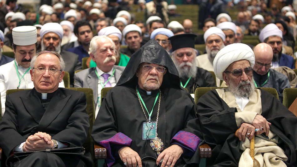 گفتگوی ادیان با محوریت حرم رضوی موجب شناخت جهان از تشیع و ایران می شود
