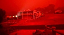 آتش‌سوزی در استرالیا/چهار هزار نفر در یک شهر ساحلی محاصره شدند