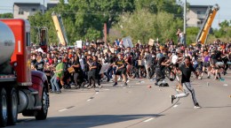 حمله تانکر به تظاهرات کنندگان در مینیاپولیس آمریکا  <img src="/images/picture_icon.gif" width="16" height="13" border="0" align="top">