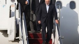 ظریف در صدر یک هیئت سیاسی واقتصادی وارد اسلام آباد شد