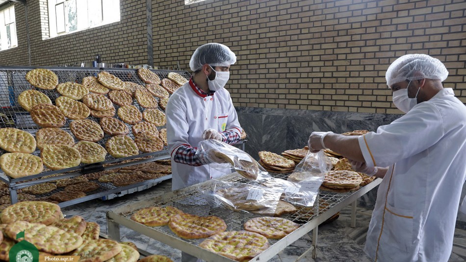 آغاز مرحله جدید توزیع نان صلواتی به تعداد 30 هزار قرص در روستاهای حاشیه شهر مشهد
