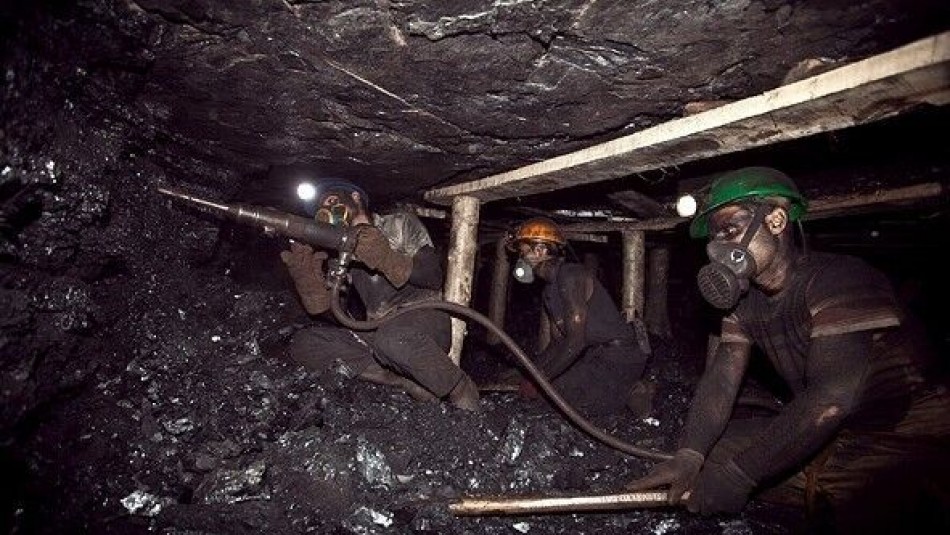تلاش شبانه روزی برای نجات ۲ کارگر محبوس در معدن