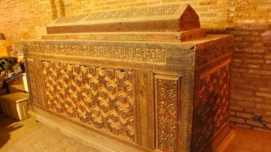 مرمت صندوق چوبی امامزاده تاج‌الدین (ع) روستای پرور در استان سمنان