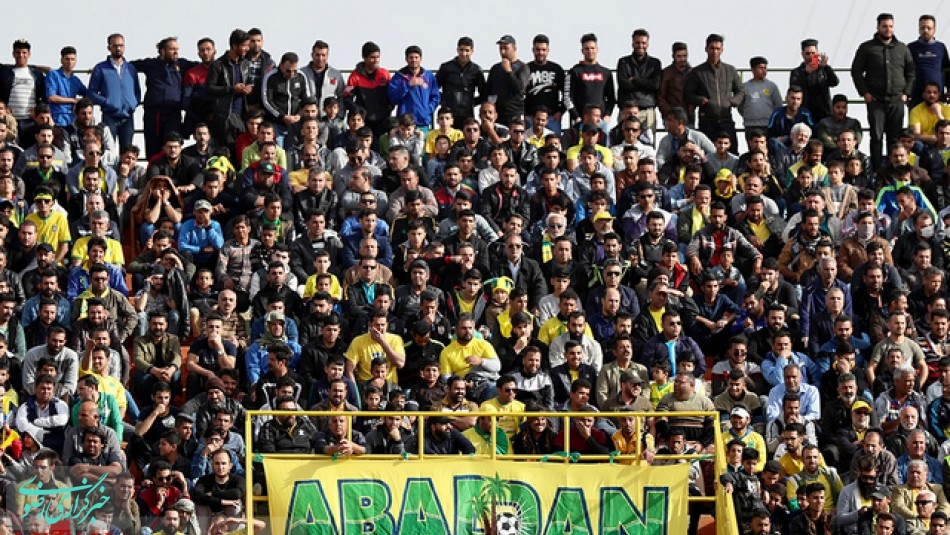 آبادانی‌ها با تشکیل تجمع خواستار حمایت از تیم فوتبال محبوب خود شدند