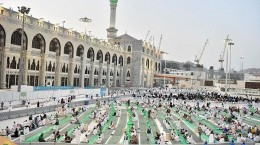 برپایی سفره‌های افطار در مسجدالحرام و مسجد النبی