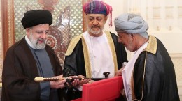 عمانی‌ها به رئیس جمهور ایران شمشیر هدیه دادند