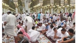 پهن شدن سفره‌های افطار در مسجدالنبی