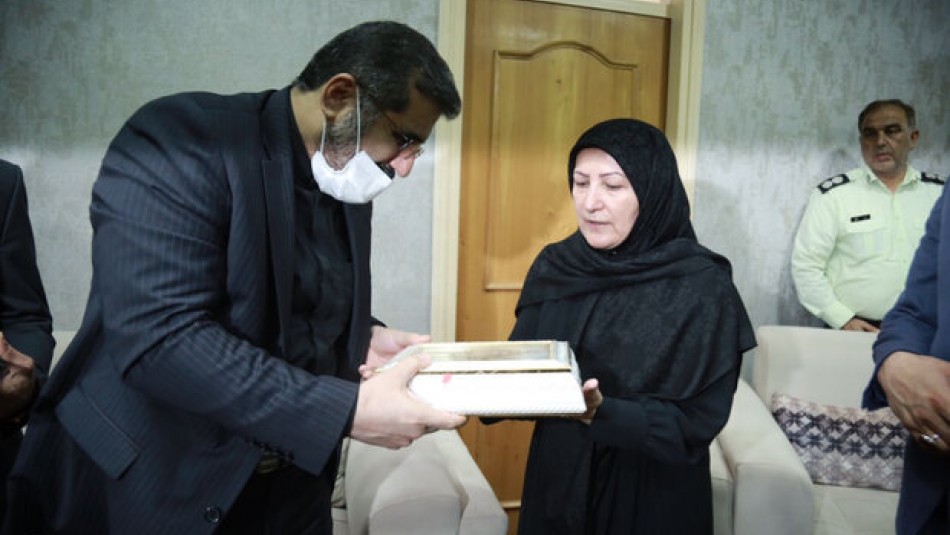 وزیر فرهنگ با خانواده شهید «بای» دیدار و گفتگو کرد