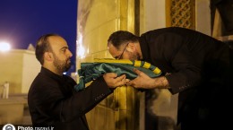 تصاویر/تعویض پرچم گنبدحرم امام رضا(ع) به مناسبت آغاز ماه ربیع‌الاول
