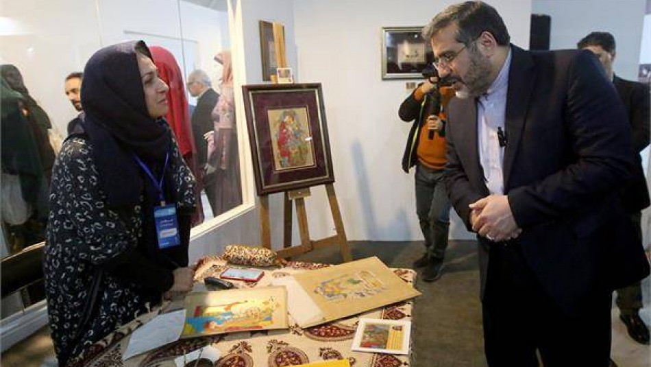 بازدید وزیر فرهنگ از سرای «فرهنگ و هنر» نمایشگاه بانوان تاثیرگذار