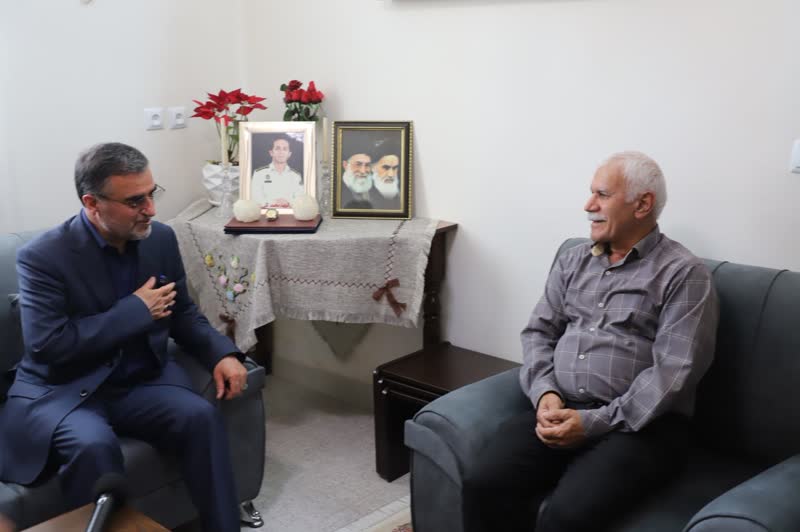 استاندار مازندران با خانواده های شهیدان طبری و تقی زاده دیدار کرد